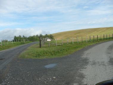 [Suivez les flèches pour rejoindre le terrain... ]